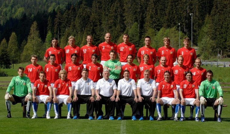 SEEFELD, AUSTRIA: Members of Czech national soccer team who will participate in 2006 World Cup in Germany, pose 25 May 2006 in Seefeld, Austria. Front row (L-R) reserve goalkeeper Antonin Kinsky,Karel Poborsky, Pavel Nedved, assistent of trainer- Jaroslav Silhavy, headcoach Karel Bruckner, assistent of trainer- Miroslav Beranek, assistent of trainer - Jan Stejskal, Vladimir Smicer, Tomas Rosicky,reserve goalkeeper Jaromir Blazek. Center (L-R) Libor Sionko, Tomas Galasek,Milan Baros,Zdenek Grygera, goalkeeper Petr Cech, Marek Jankulovski, Jaroslav Plasil, Jiri Stajner, Jan Polak, David Jarolim. Third row (L-R) Tomas Ujfalusi, Marek Heinz, David Rozehnal, Jan Koller, Vratislav Lokvenc, Martin Jiranek, Radoslav Kovac and Pavel Mares. AFP PHOTO/MICHAL CIZEK (Photo credit should read MICHAL CIZEK/AFP via Getty Images)