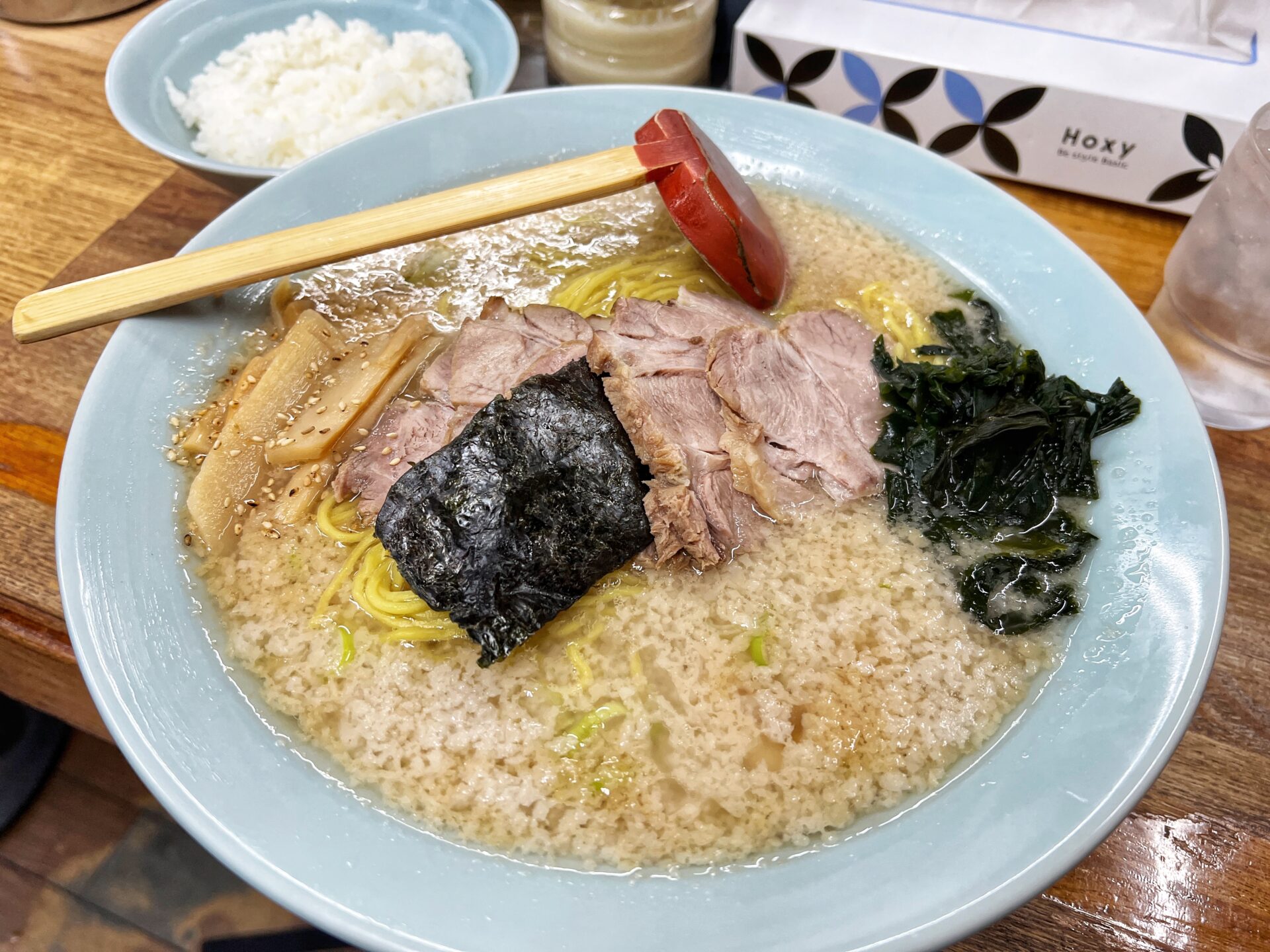 川口市「ラーメンHOUSE リュウビ」がっつり深夜3時まで啜れる背脂無双のラーメン