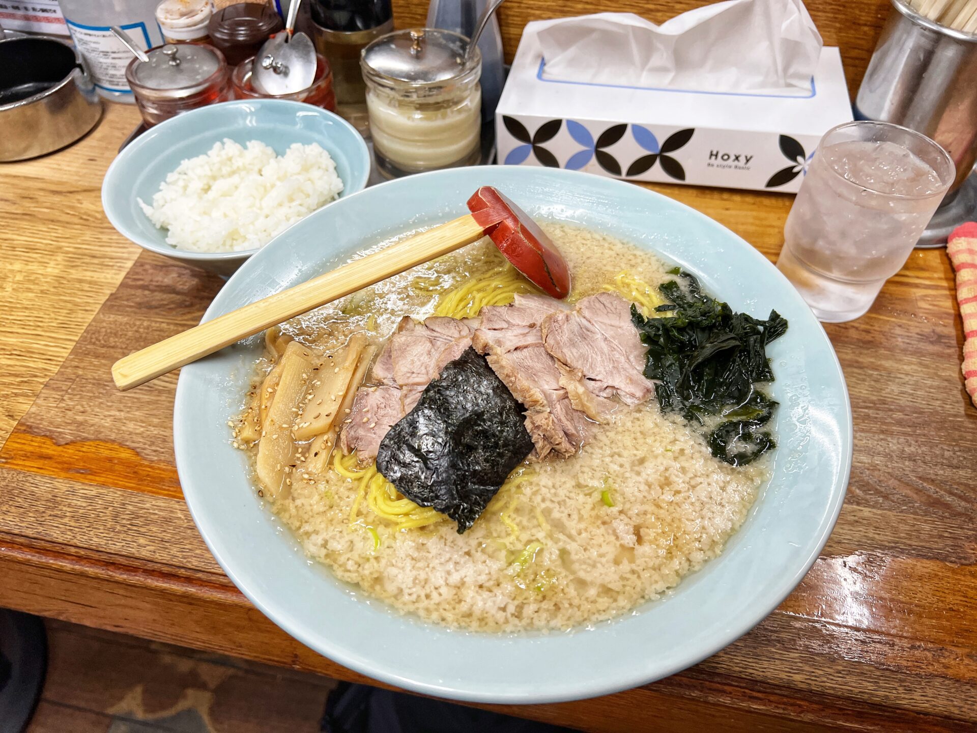 川口市「ラーメンHOUSE リュウビ」がっつり深夜3時まで啜れる背脂無双のラーメン