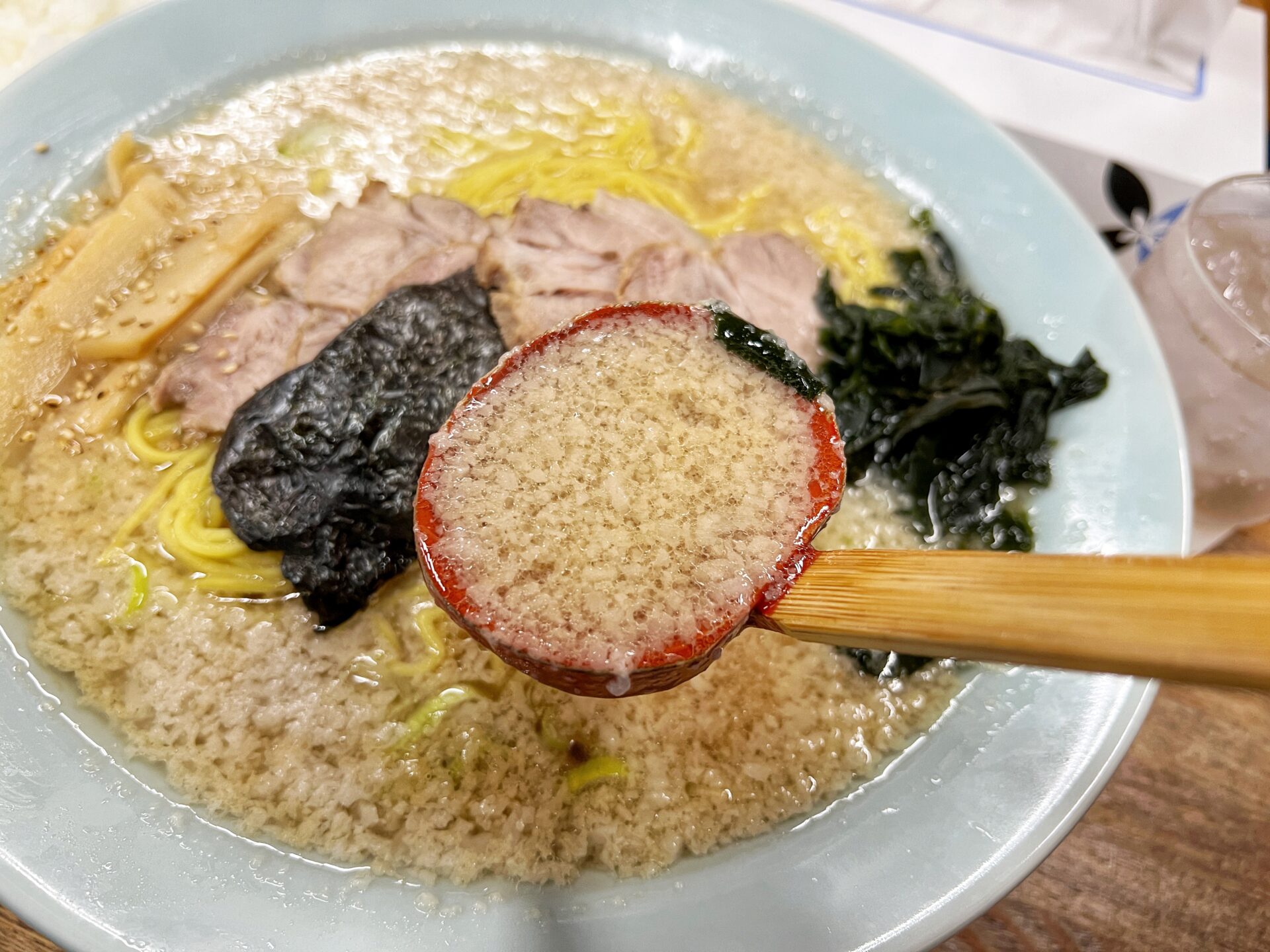 川口市「ラーメンHOUSE リュウビ」がっつり深夜3時まで啜れる背脂無双のラーメン