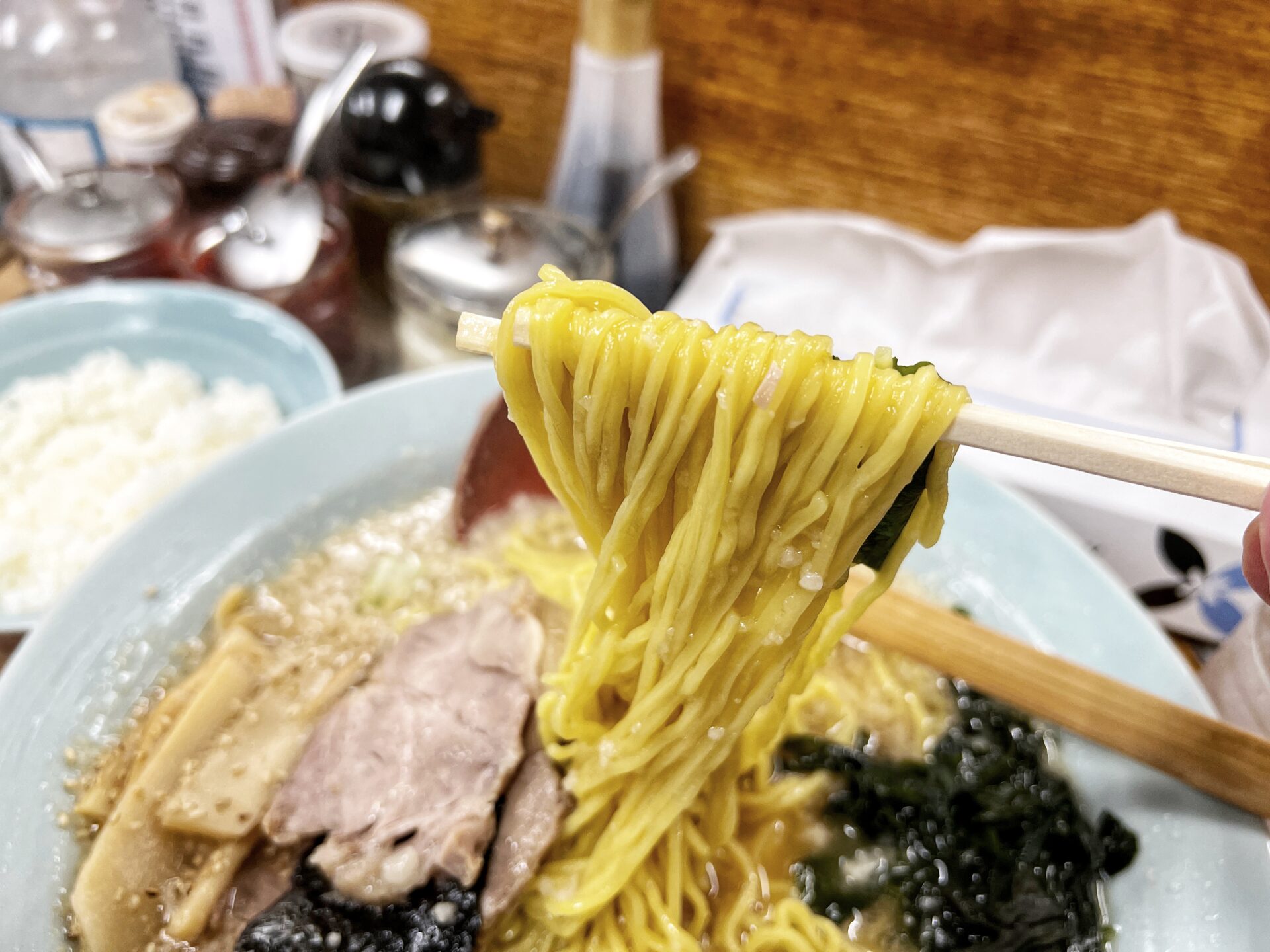 川口市「ラーメンHOUSE リュウビ」がっつり深夜3時まで啜れる背脂無双のラーメン