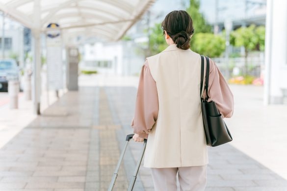 帰省する女性