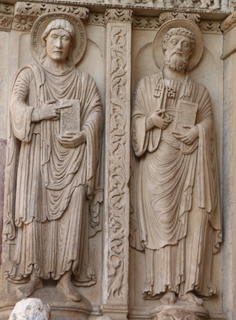 St. John (left) and St. Peter (right), facade, Saint Trophime (photo: kristobalite, CC BY-NC-ND 2.0)