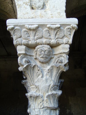 Cloister Capital with acanthus leaves, Saint Trophime, Arles (Photo: SiefkinDR)