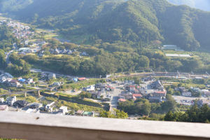 眼下には美しい山里の風景が