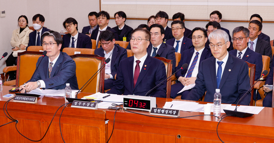 Corruption Investigation Office for High-ranking Officials Chief Oh Dong-woon, far left, Justice Minister Park Sung-jae, center, and National Court Administration Minsiter Chun Dae-yup attend a legislation and judiciary meeting at the National Assembly in Yeouido, western Seoul, on Monday. [NEWS1] 