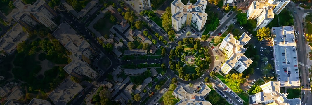 Vista dall'alto di edifici residenziali in una città