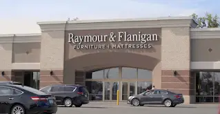 Raymour & Flanigan स्टोर में अंदर जाने का रास्ता.