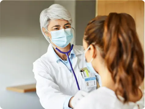 Médico verifica a frequência cardíaca de um paciente.