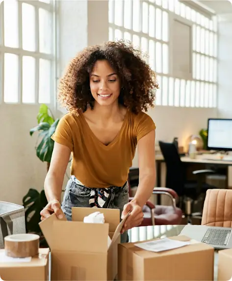 Mulher fechando uma caixa marrom para enviar pelos correios