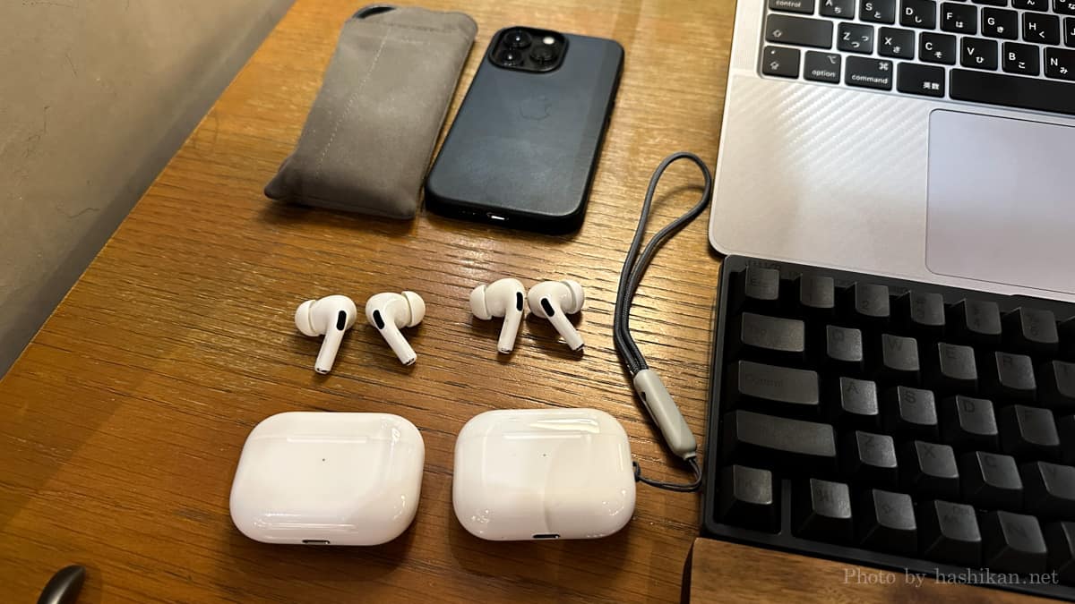 AirPods Pro 第2世代と初代をカフェで視聴している様子