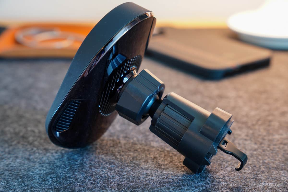 PITAKA MagEZ Car Mount Pro の本体と台座を組み立てた状態