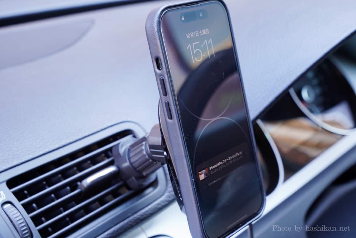 PITAKA MagEZ Car Mount Pro にApple純正レザーケースを装着したiPhone 14 Proを固定している様子