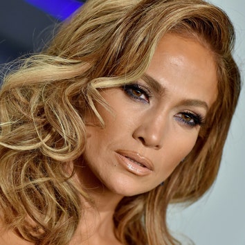 Jennifer Lopez Tied Her High Ponytail With the Chicest Silk Scarf