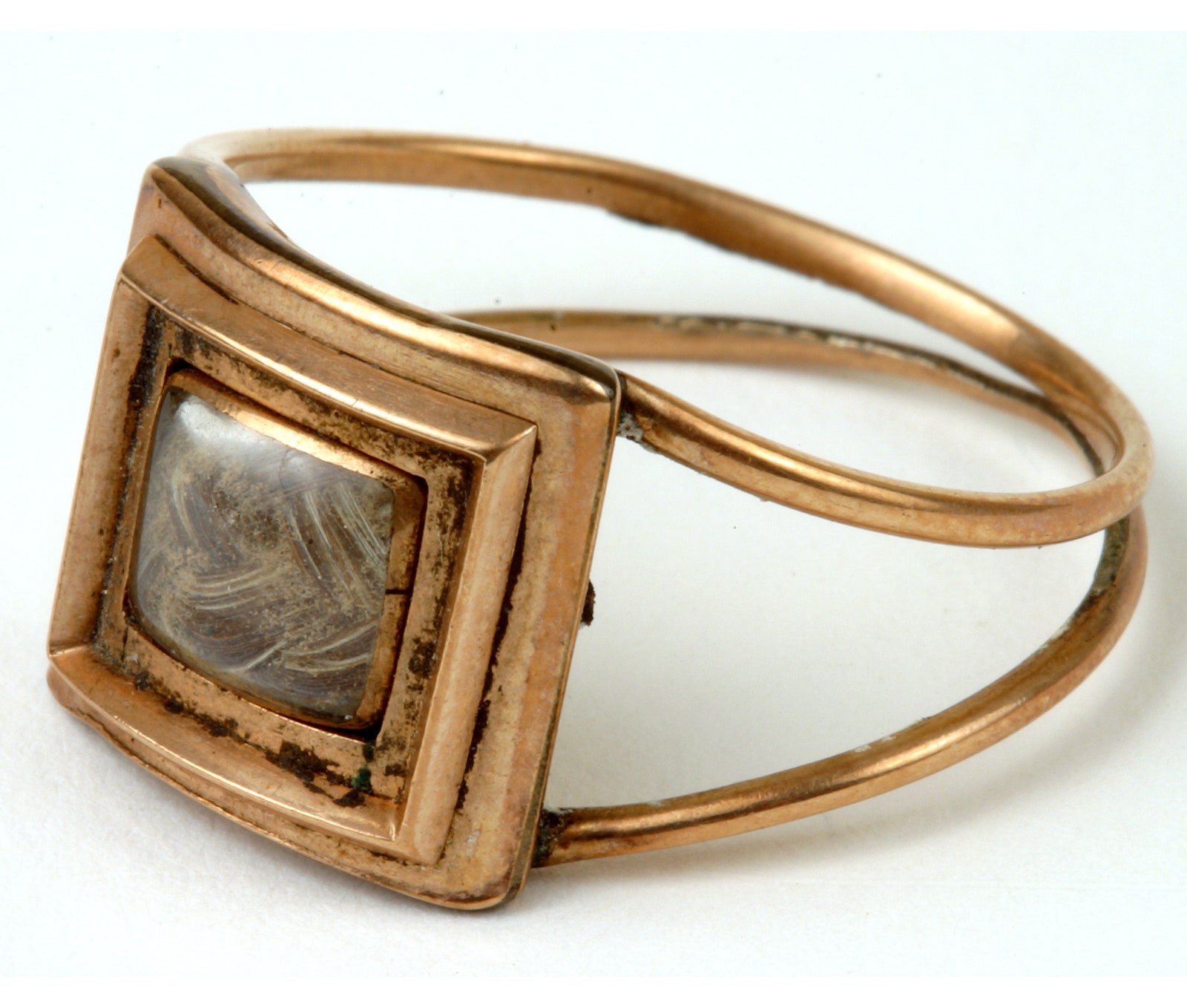 photo of a brass mourning ring that contains alexander hamilton's hair 1805