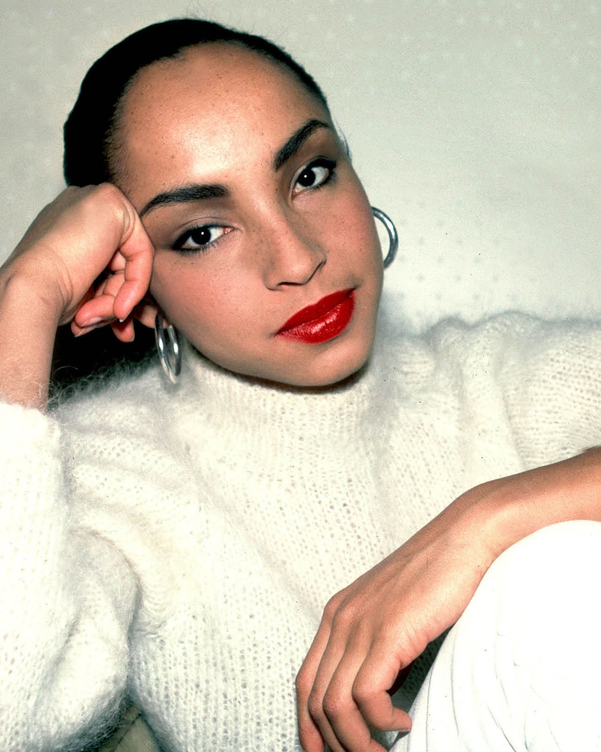 Sade with her signature red lip look.