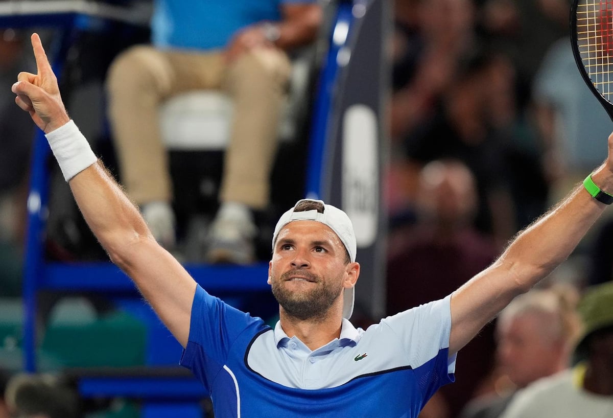 (Marta Lavandier/AP) : Grigor Dimitrov of Bulgaria celebrates after defeating Carlos Alcaraz 