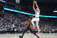 | Photo: AP/David Zalubowski : NBA 2024-25: Nuggets guard Christian Braun, front, drives to the basket