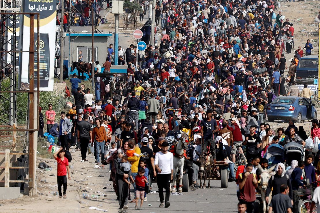 Palestinians fleeing north Gaza walk towards the south, amid the ongoing conflict between Israel and Palestinian Islamist group Hamas, in the central Gaza Strip, November 9, 2023. REUTERS/Mohammed Salem