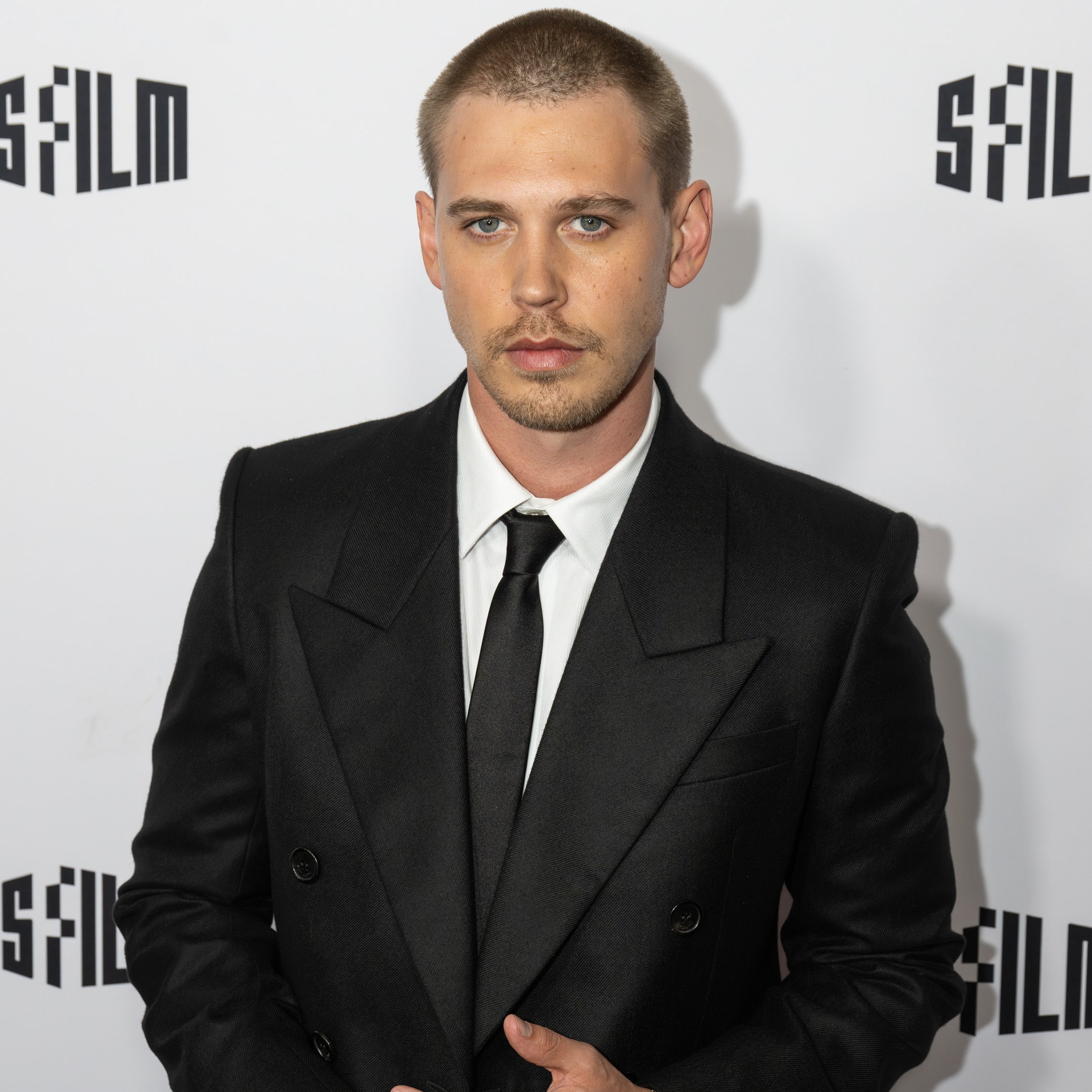 Austin Butler’s ’90s hot boyfriend buzz cut is a sign of a steamy 2025