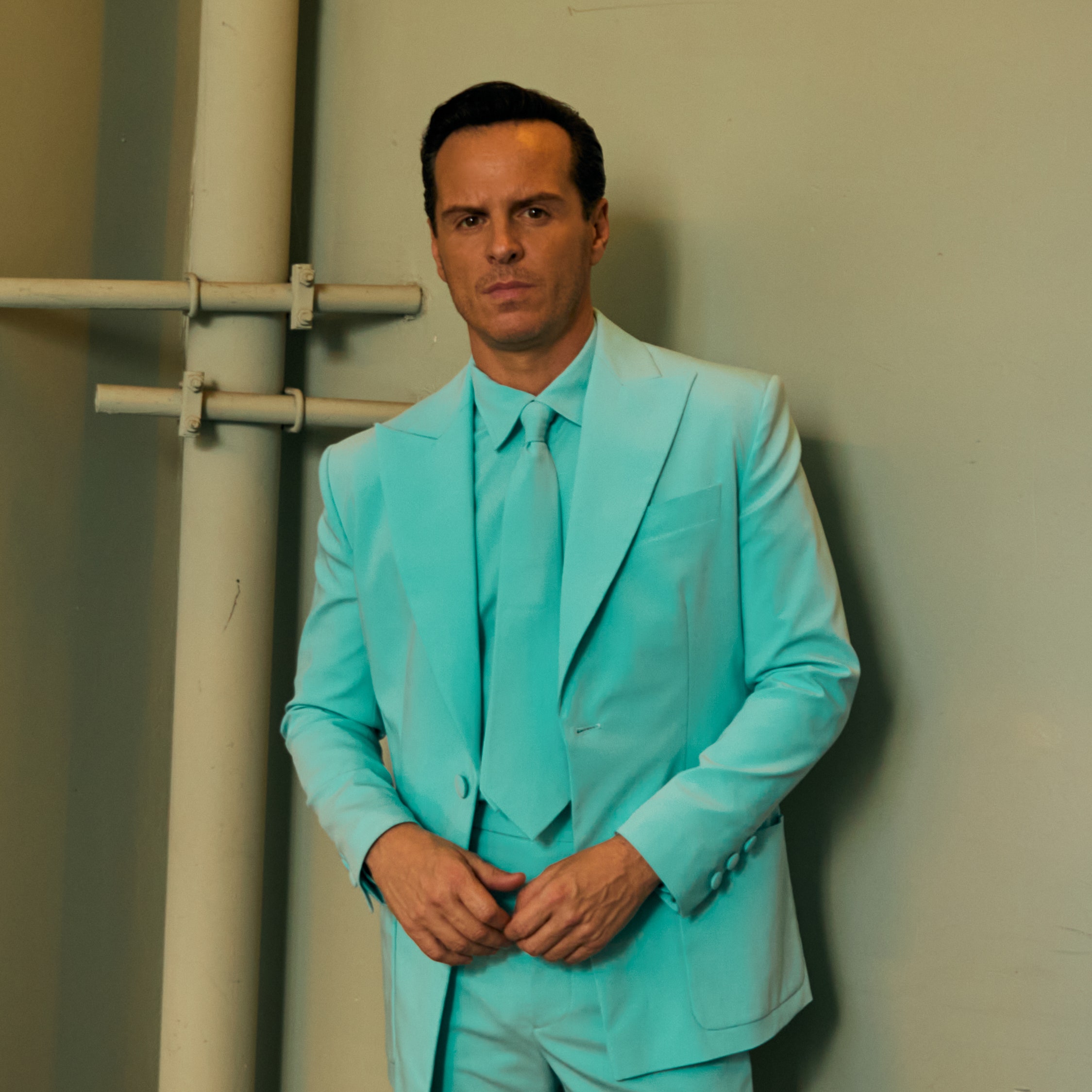 Andrew Scott on “giving Smurf” with his Bowie-coded Golden Globes suit