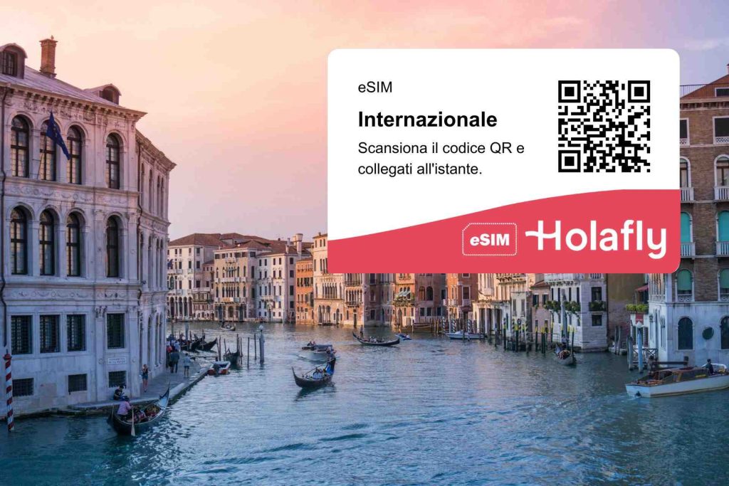 Scorcio di un canale di Venezia e la scheda eSIM internazionale di Holafly