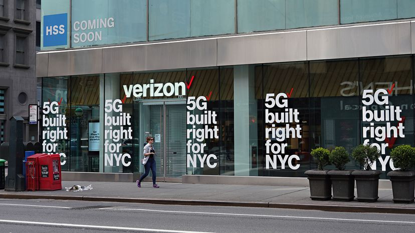 Verizon store advertises 5G