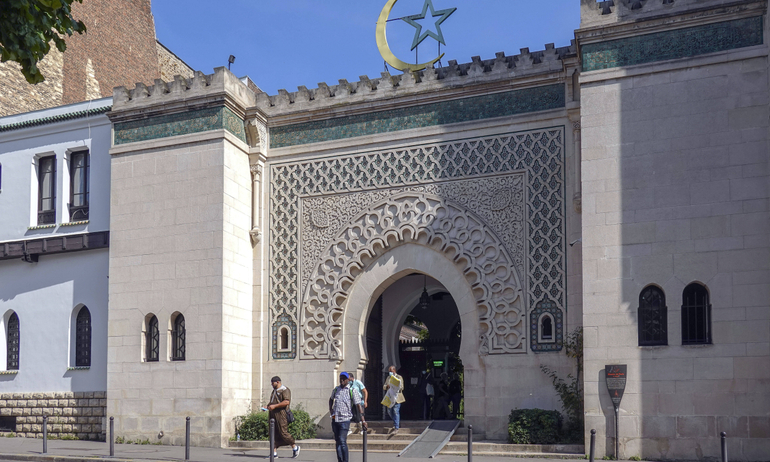 "Il a touché à l'intouchable" : à la Grande mosquée de Paris, les musulmans jugent l'affaire Boualem Sansal