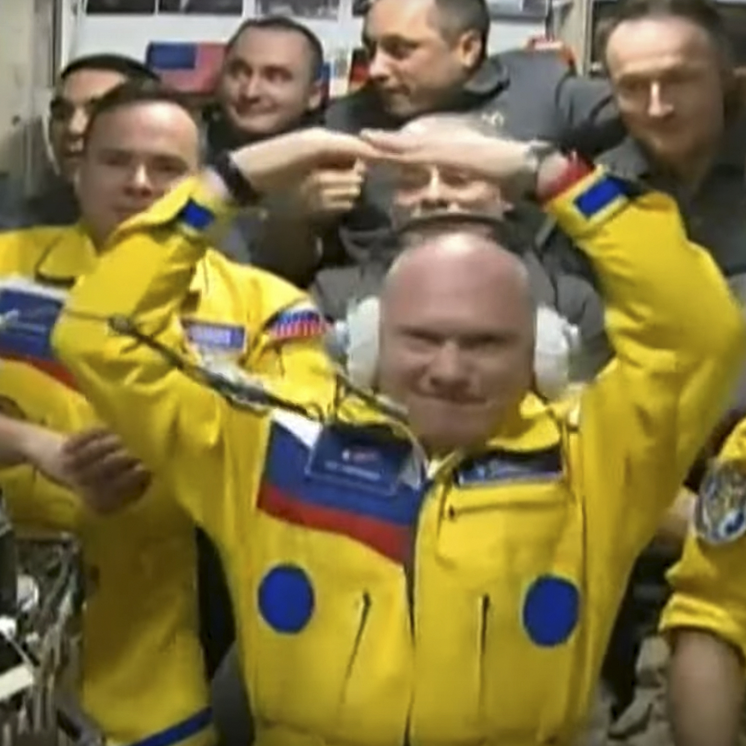 No, Russian cosmonauts were not making a pro-Ukraine statement with their spacesuits