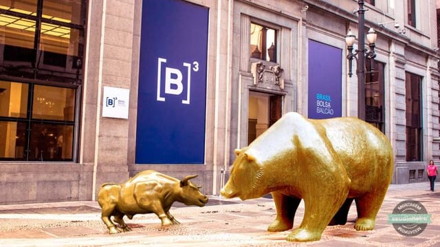 Montagem do touro dourado pequeno encarando urso dourado maior na frente da B3 Ibovespa, bolsa, ações