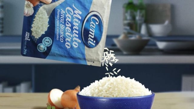 Arroz da marca Camil (CAML3) sendo despejado em um pote