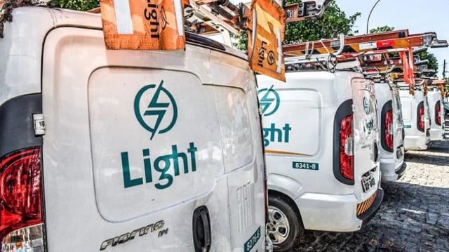 Carros de serviço com adesivos da Light (LIGT3)