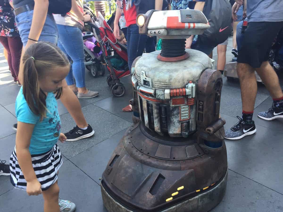 photos video interactive roaming droid character for star wars galaxy s edge unleashed on disneyland and children unleashed onto it 1200x900