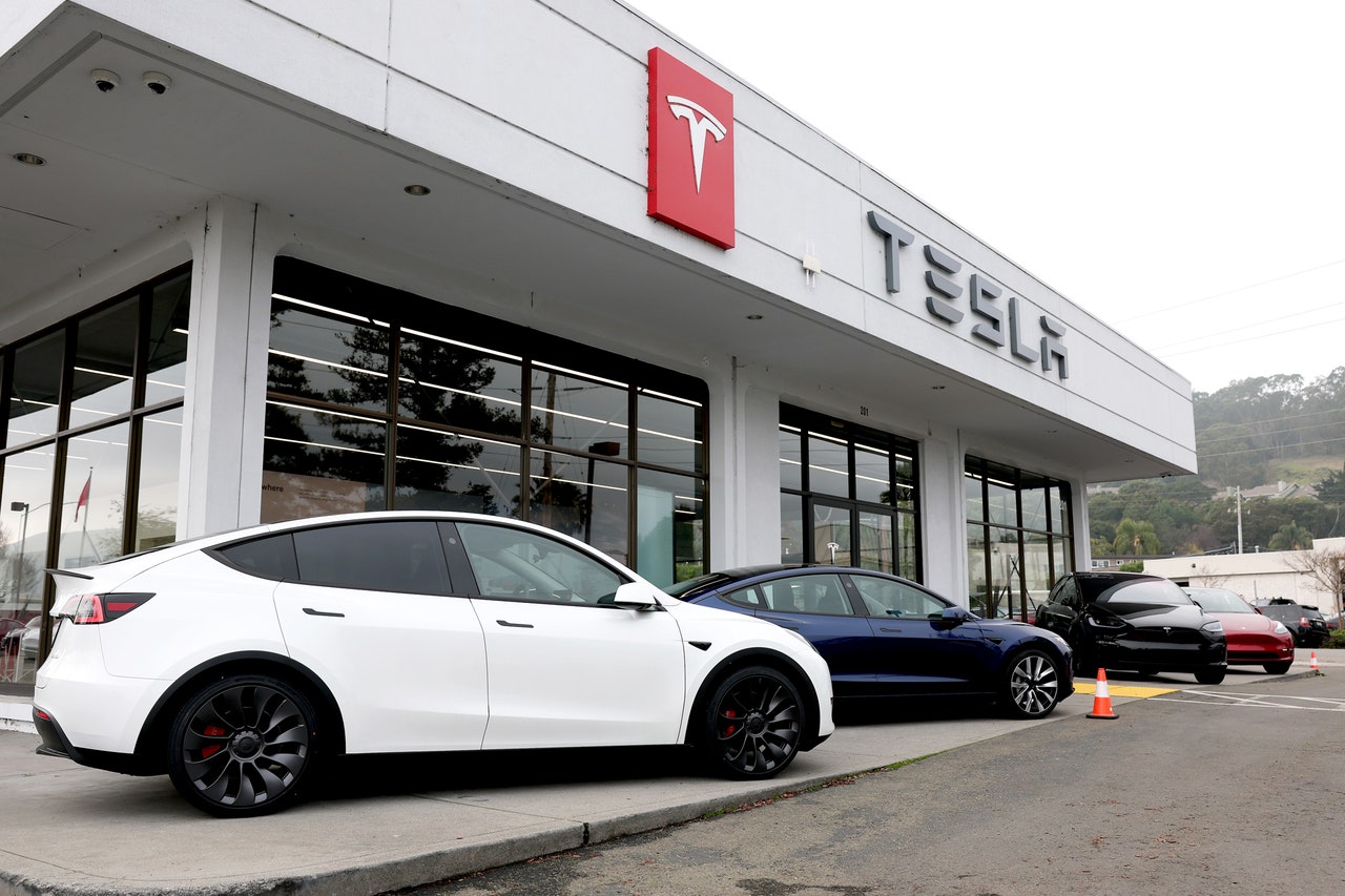 Tesla's Annual Sales Dropped for the First Time&-but the EV Industry Keeps Growing