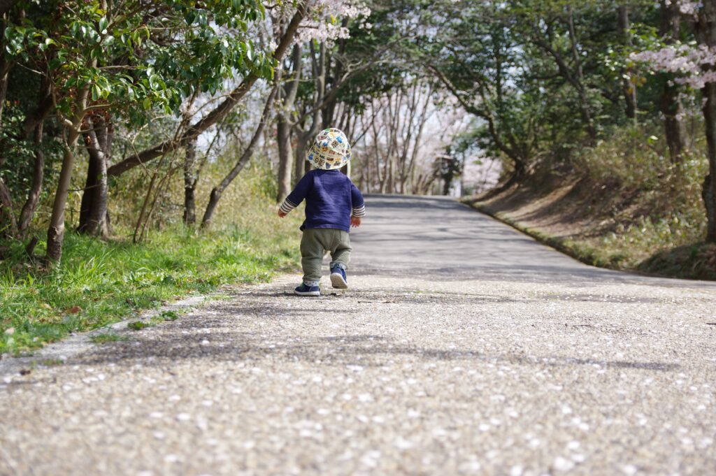 公園を歩く子ども