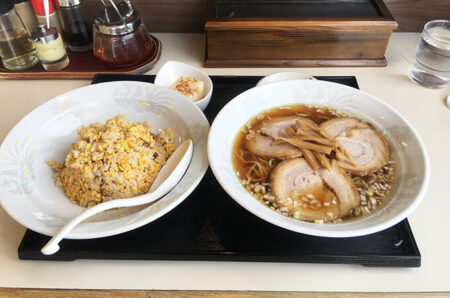 高岡市【珍竹林】街の中華料理店探索。3枚ちゃーしゅーめん+焼飯を食す。