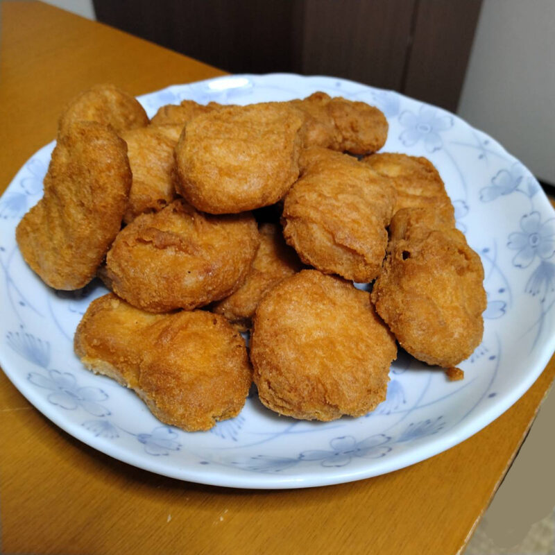 お皿に盛ったチキンマックナゲット