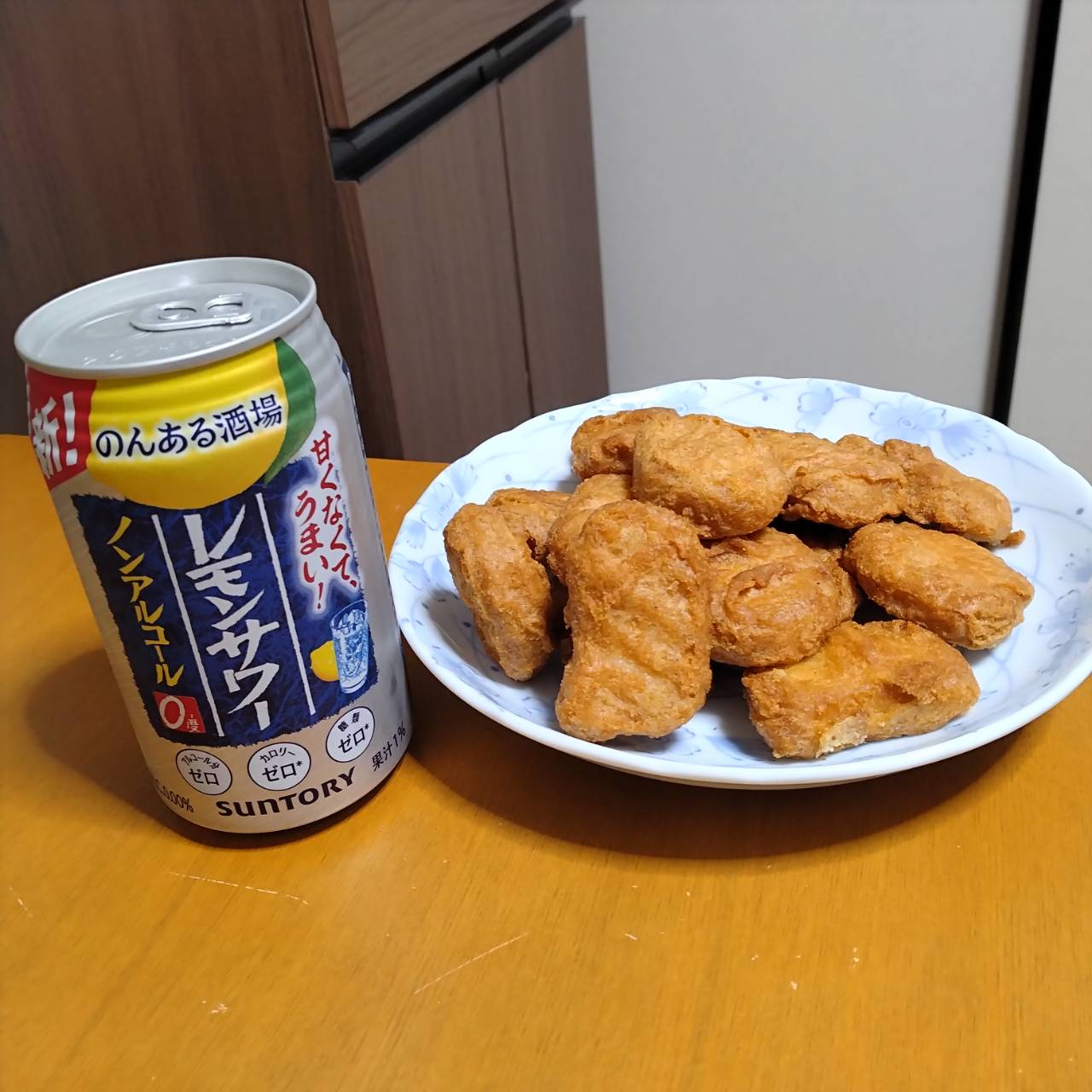 サントリーのんある酒場レモンサワーノンアルコール(リニューアル版)とチキンマックナゲットの写真です。