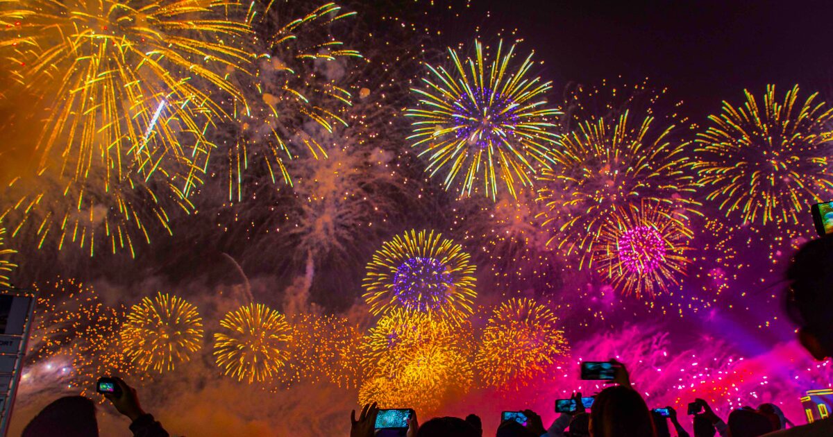 打ち上げ花火が多数上がっている夜空