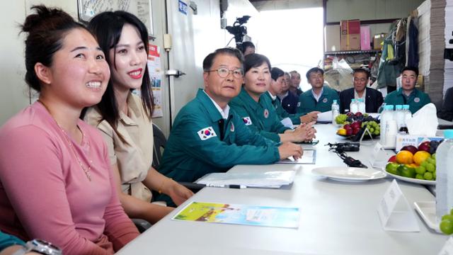 이정식(왼쪽에서 세 번째) 고용노동부 장관과 송미령(네 번째) 농림축산식품부 장관이 지난 6일 충북 충주시의 농가를 방문해 폭염 대비 온열질환 예방 상황을 점검한 뒤 농장주 및 캄보디아 외국인 노동자들과 간담회를 하고 있다. 젊은 인력을 찾아보기 힘든 지방 농어촌에서 외국인 노동자는 '귀한 인력'이다. 고용노동부 제공