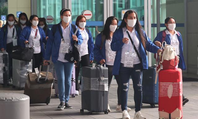 외국인 가사관리사 시범사업에 참여하는 필리핀 여성 노동자들이 지난 6일 인천국제공항 제1터미널로 입국한 뒤 버스로 이동하고 있다. 이들은 입국 후 4주간 특화교육을 받고 다음 달 3일부터 근무한다. 공항사진기자단