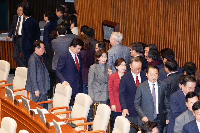 14일 서울 여의도 국회에서 열린 윤석열 대통령 탄핵소추안 투표에 참여하기 위해 국민의힘 의원들이 줄 서서 이동하고 있다. 뉴스1