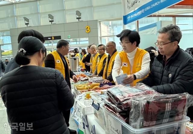 31일 전남 무안국제공항에서 자원봉사자들이 유가족들에게 김밥, 간식, 방한용품 등을 나눠주고 있다. 무안=문지수 기자