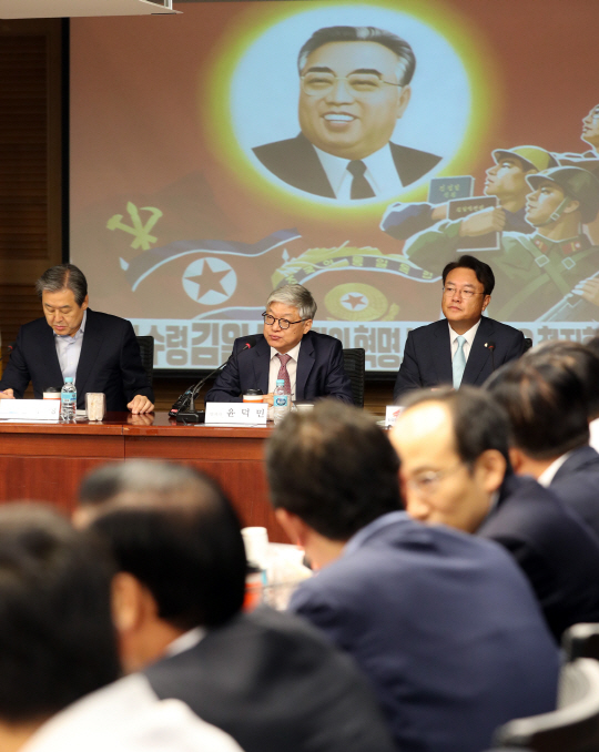 7일 오전 국회 의원회관에서 열린토론미래 2차 토론회 ‘북핵위협 어떻게 대처할 것인가’에서 김일성 북한 주석의 슬라이드 사진을 배경으로 윤덕민(가운데) 전 국립외교원장이 주제발표를 하고 있다./연합뉴스