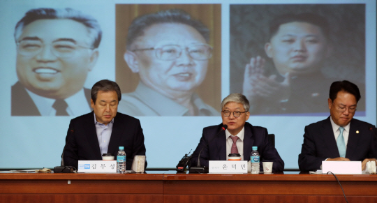 7일 오전 국회 의원회관에서 열린토론미래 2차 토론회 ‘북핵위협 어떻게 대처할 것인가’에서 김일성, 김정일, 김정은 등 북한 김씨 일가의 슬라이드 사진을 배경으로 윤덕민(가운데) 전 국립외교원장이 주제발표를 하고 있다. /연합뉴스