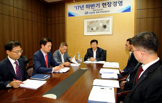 권재철(가운데) Sh수협은행 수석부행장이 6일 ‘찾아가는 현장경영’의 일환으로 경북지역금융본부를 방문해 영업점장들과 간담회를 갖고 있다./사진제공=SH수협은행