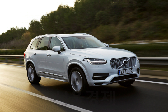 올 뉴 XC90은 볼보의 프리미엄 라인인 90클러스터를 대표하는 스포츠유틸리티차량(SUV)이다. 3열의 넉넉한 공간에 최고 수준의 안전 편의사양을 갖춘 것이 특징이다. /사진제공=볼보자동차코리아