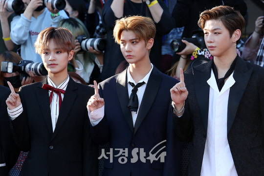 이대휘,배진영,강다니엘, 20일 오후 서울 송파구 잠실동 잠실학생체육관에서 열린 ‘2017 제 1회 소리바다 베스트 케이뮤직 어워즈’에 참석해 포토타임을 갖고 있다.