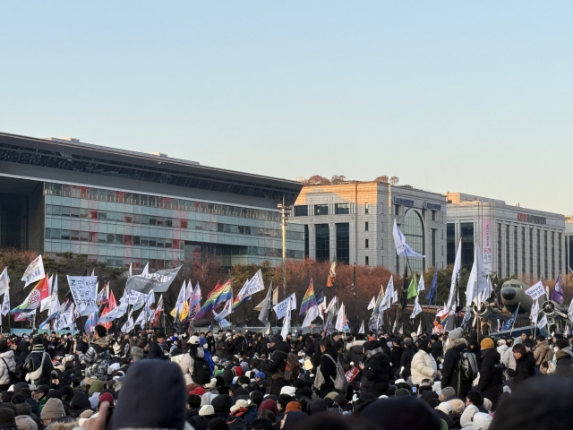 14일 오후 여의도공원에 모인 윤석열 대통령 퇴진 집회 참가자들. 문예빈 기자