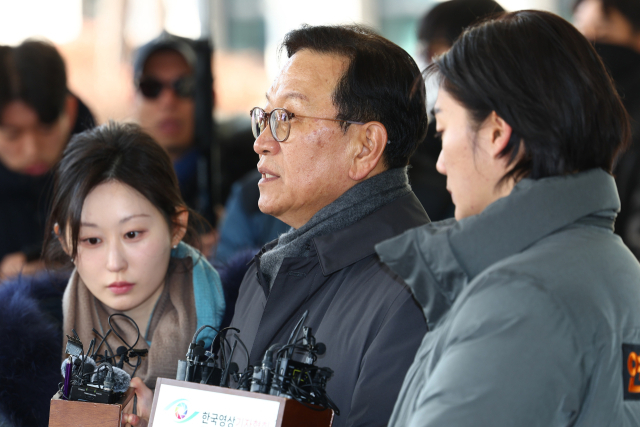 '12·3 비상계엄 사태'로 수사와 탄핵심판을 받게 된 윤석열 대통령의 변호인단 구성에 참여한 석동현 변호사가 19일 오후 서울 서초구 서울고검 앞에서 입장을 밝히고 있다.연합뉴스